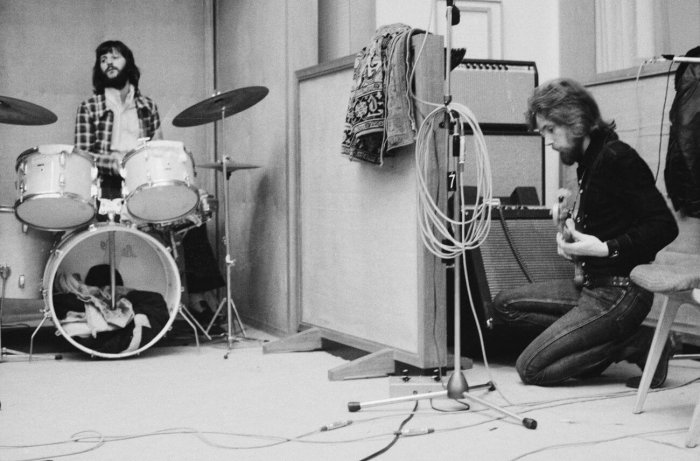 Ringo Starr & Klaus Voormann in studio